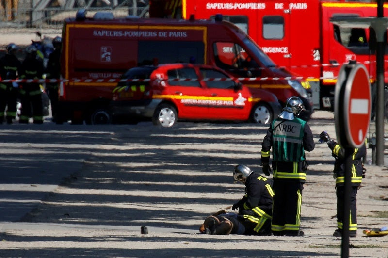 Εικόνες σοκ από το Παρίσι! Νεκρός στον δρόμο ο τρομοκράτης – Οπλοστάσιο το αμάξι του (εικόνες, βίντεο)